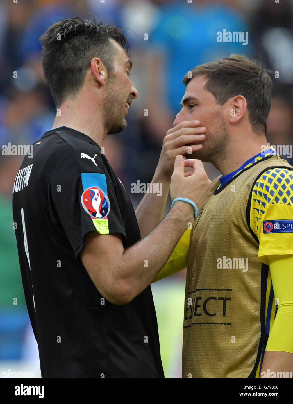 Goalkeeper Gianluigi Buffon (L) of Italy talks to goalkeeper Iker Casillas (R) of Spain after the UEFA EURO 2016 Round of 16 soccer match between Italy and Spain at Stade de France in Saint-Denis, France, 27 June 2016. Photo: Peter Kneffel/dpa (RESTRICTIONS APPLY: For editorial news reporting purposes only. Not used for commercial or marketing purposes without prior written approval of UEFA. Images must appear as still images and must not emulate match action video footage. Photographs published in online publications (whether via the Internet or otherwise) shall have an interval of at least 2 Stock Photo