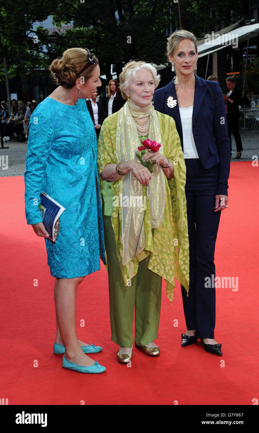 Diana Iljine (L-R), head of the Munich Film Festival, US actress Ellen Burstyn and German actress and laudator Sophie von Kessel arrive for the CineMerit Award in Munich, Germany, 27 June 2016. The CineMerit Award is presented to individuals of the international film industry as part of the Munich Film Festival. Photo: URSULA DUEREN/dpa Stock Photo