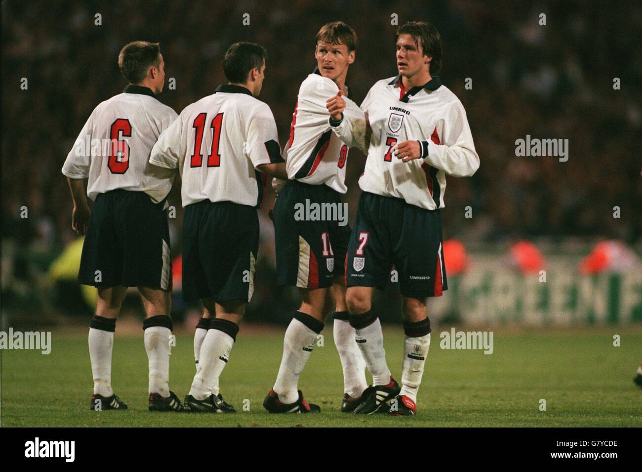 (right-left) David Beckham, Teddy Sheringham, Robert Lee and Graeme Le Saux line up in England's wall Stock Photo