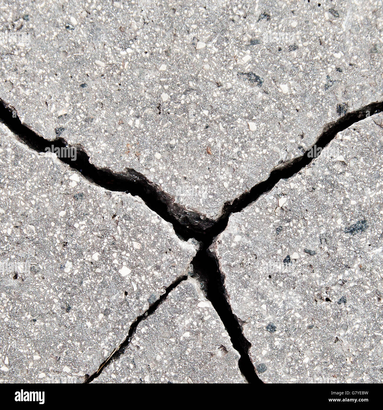 Cracks in a concrete wall Stock Photo Alamy