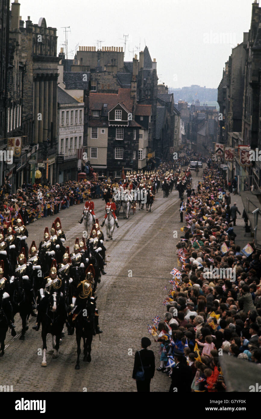 A crowd lines Edinburgh's Royal Mile as the Royal procession for the Queen's Jubilee makes its way to St Giles' Cathedral for the Thistle Service. Stock Photo