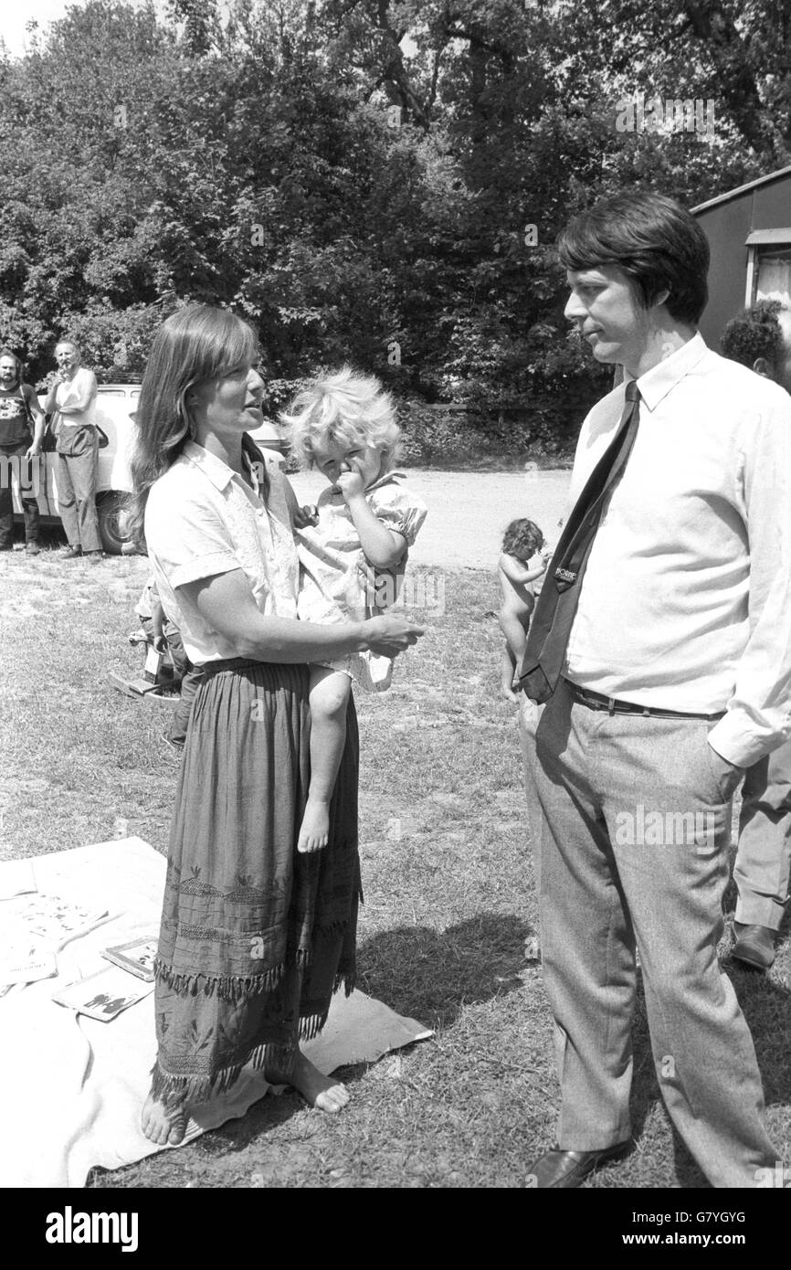 Sally Garaway talks to the Earl of Cardigan on the camp site at Savernake Forest in Wiltshire. Stock Photo