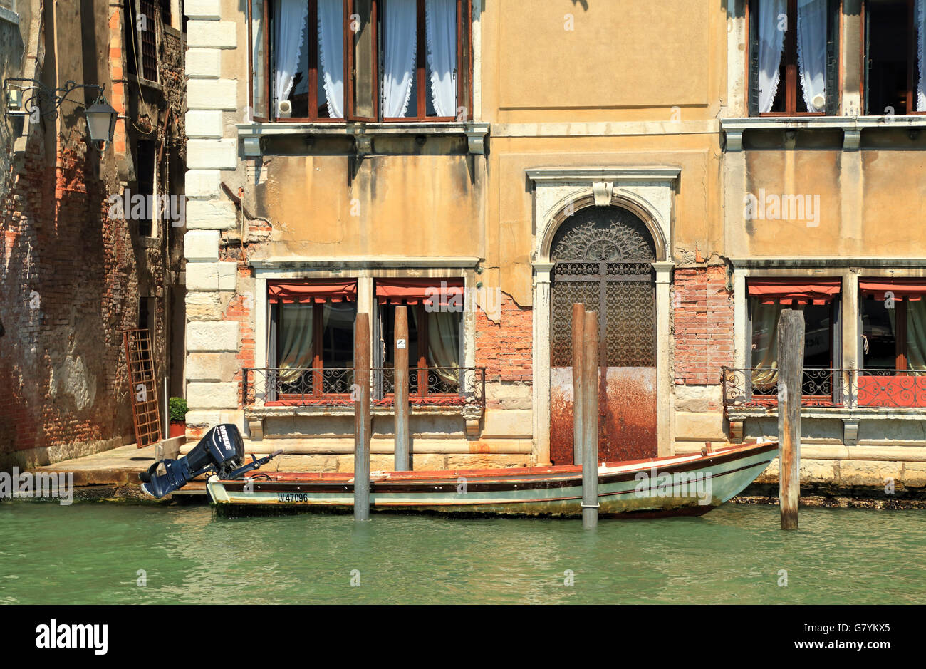 Boat and water door of Palazzetto Pisani, Venice Stock Photo