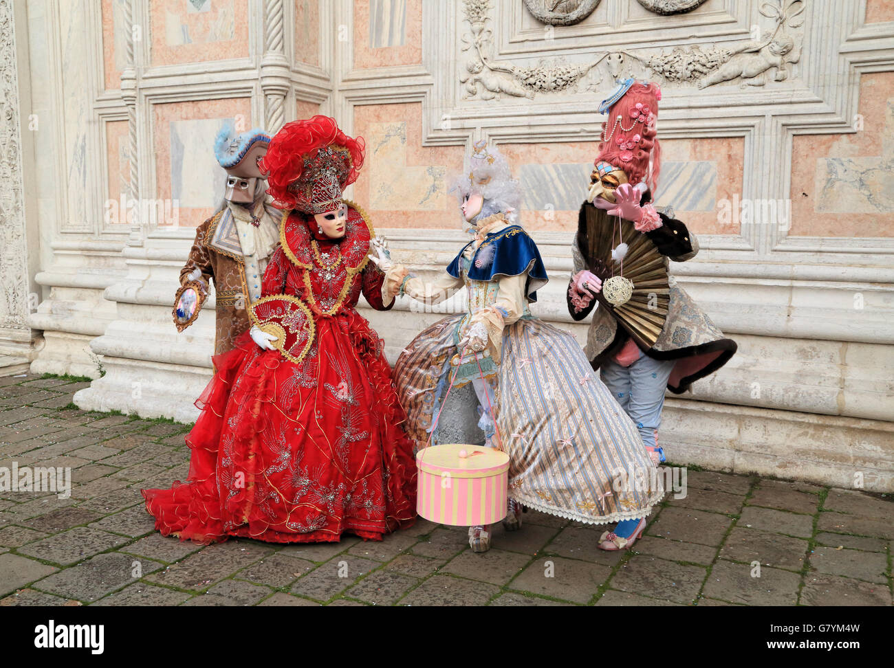 Maschere bianche con i pennacchi e un serpente durante il Carnevale di  Venezia Foto stock - Alamy