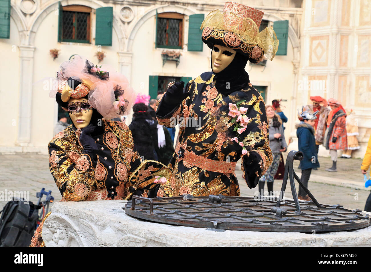 Un uomo di mezza età in costume da carnevale e una maschera al carnevale di  Venezia Foto stock - Alamy