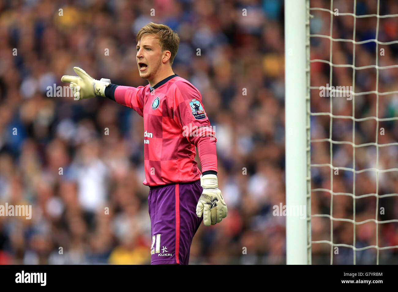 Wycombe wanderers goalkeeper alex lynch hi-res stock photography and ...