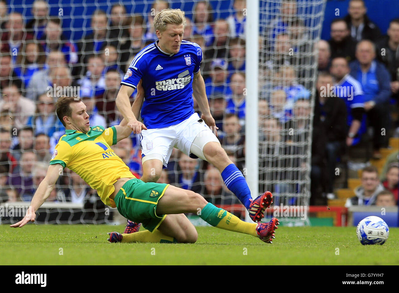 Norwich's Steven Whittaker (left) ans Ipswich's Jonathan Parr (right) during the Sky Bet Championship, Play Off Semi Final, First Leg at Portman Road, Ipswich. Stock Photo