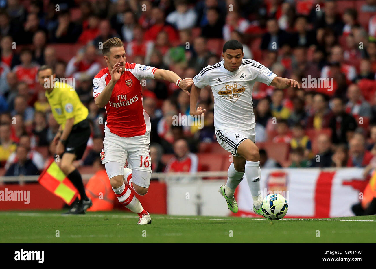 Soccer - Barclays Premier League - Arsenal v Swansea City - Emirates Stadium. Swansea City's Jefferson Montero (right) and Arsenal's Aaron Ramsey battle for the ball Stock Photo