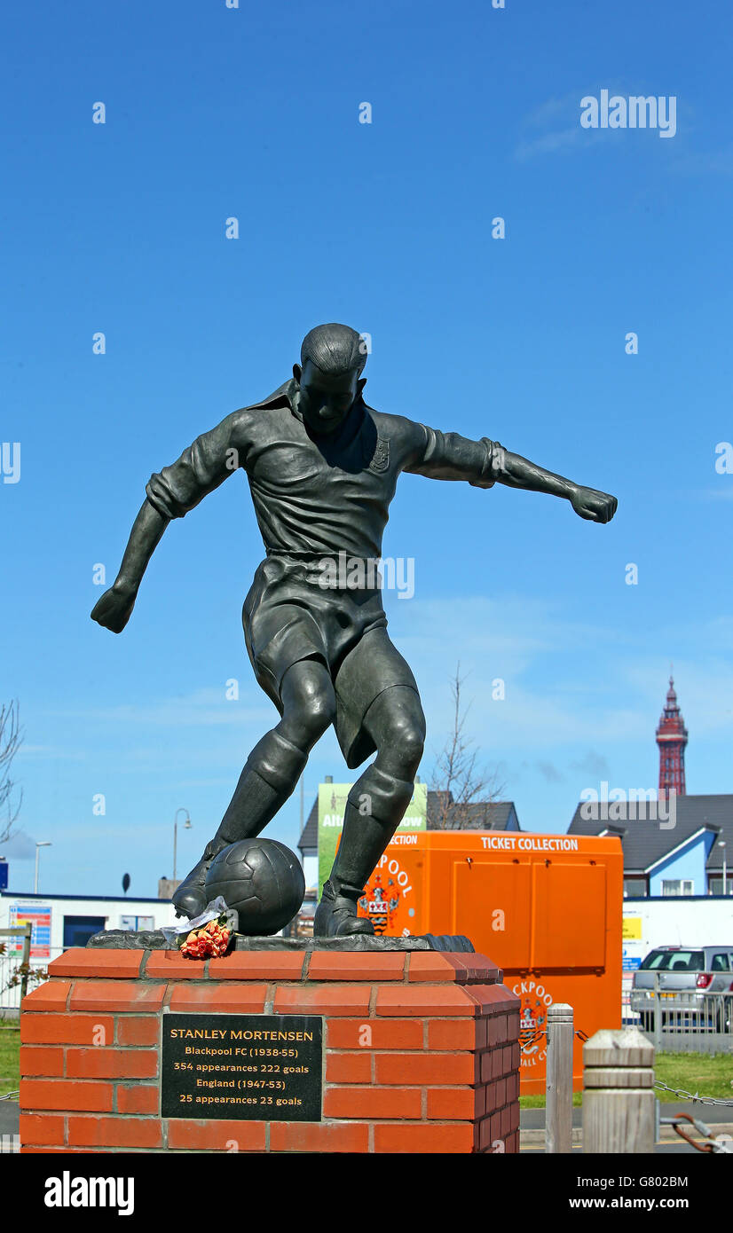 The Stanley Mortensen statue back on its plinth outside Blackpool Football Club, Blackpool. Stock Photo