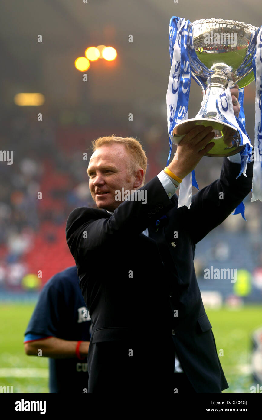 Rangers manager alex mcleish lifts the trophy hi-res stock photography ...