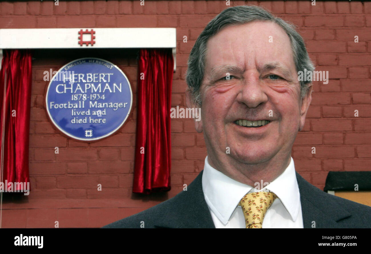 Peter Hill-Wood, chairman of Arsenal Football Club stands in front of number 6 Haslemere Avenue, in Hendon, where he unveiled an English Heritage blue plaque to commemorate Herbert Chapman (1878-1934) the legendary Arsenal Football Club manager who lived in the house for 8 years until his death. Stock Photo