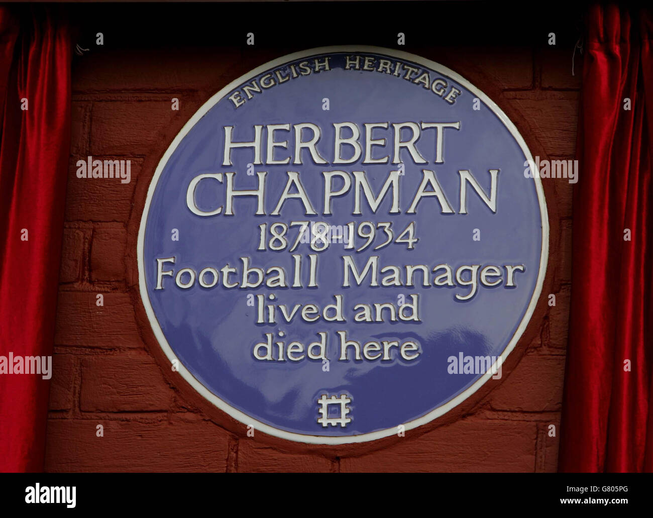 An English Heritage blue plaque unveiled to commemorate Herbert Chapman (1878-1934) the legendary Arsenal Football Club manager who lived in the house for 8 years until his death. Stock Photo