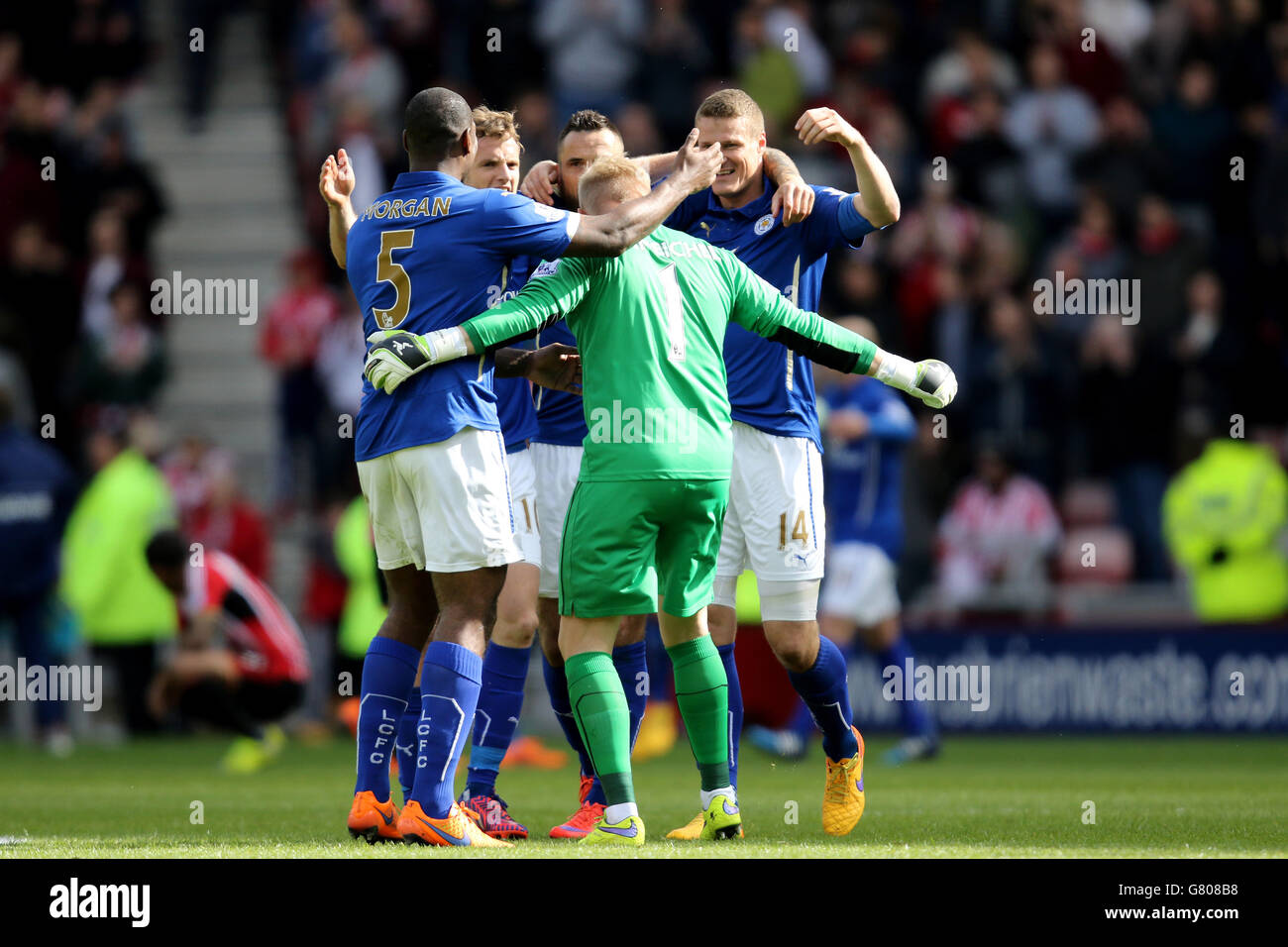 Leicester players celebrate Premiership survival after the 0-0 draw during the Barclays Premier League match at The Stadium of Light, Sunderland. Stock Photo