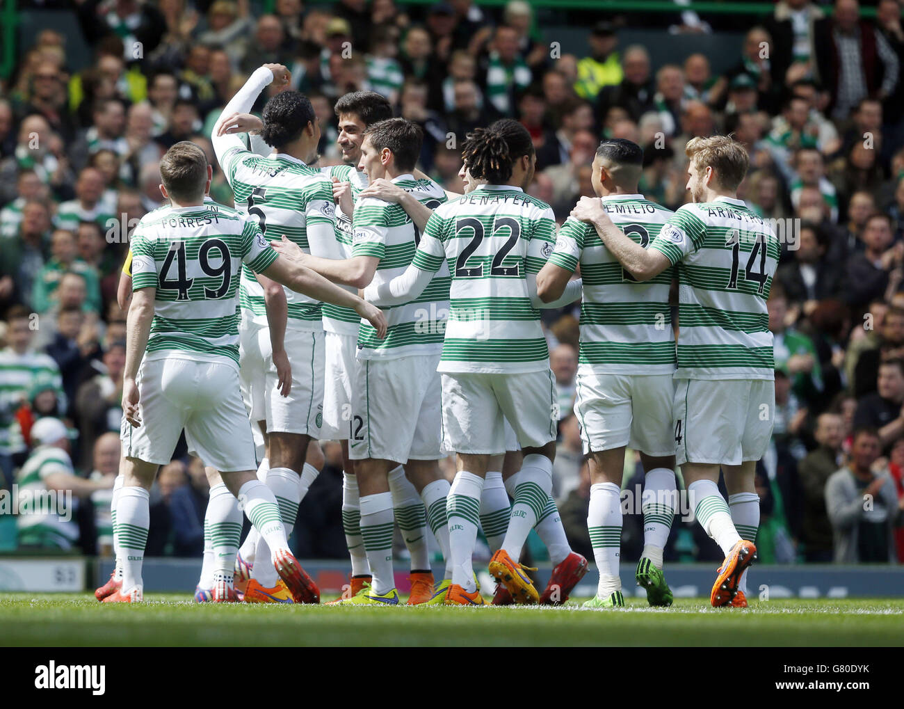 Celtic's Nir Bitton celebrates his goal with team mates during the Scottish Premiership match at Celtic Park, Glasgow. Stock Photo