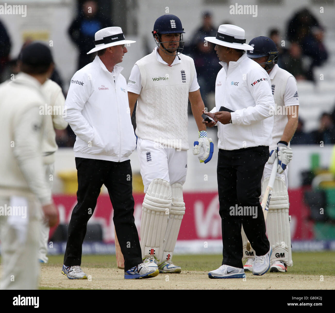 Umpire sundaram ravi hi-res stock photography and images - Alamy