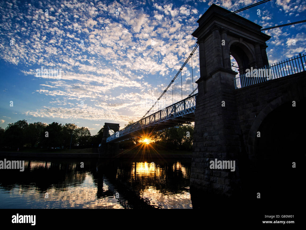 Summer Weather Wilford Suspension Bridge Nottingham Stock Photo Alamy