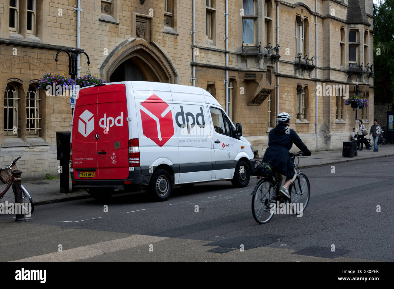 Delivery Van Uk Parcel Stock Photos & Delivery Van Uk Parcel Stock ...