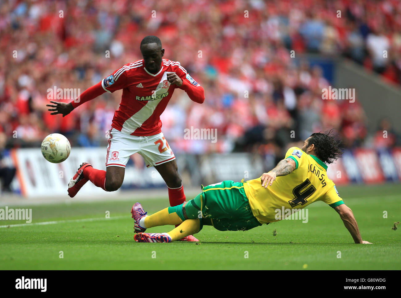 Middlesbrough's Albert Adomah (left) battles for the ball with Norwich City's Bradley Johnson during the Sky Bet Championship Play Off Final at Wembley Stadium, London. Stock Photo