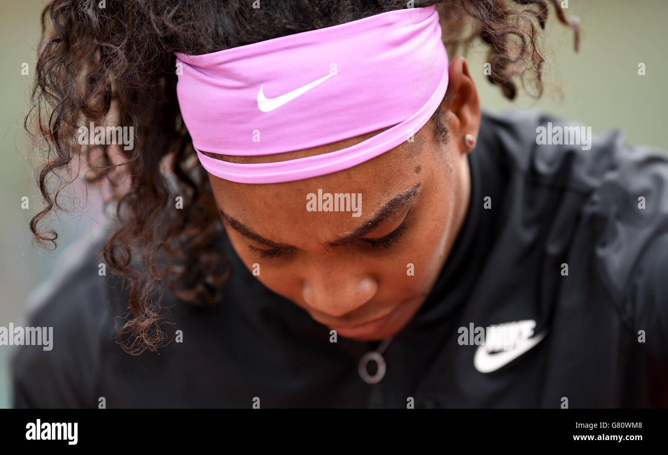 Girl wearing nike headband discount