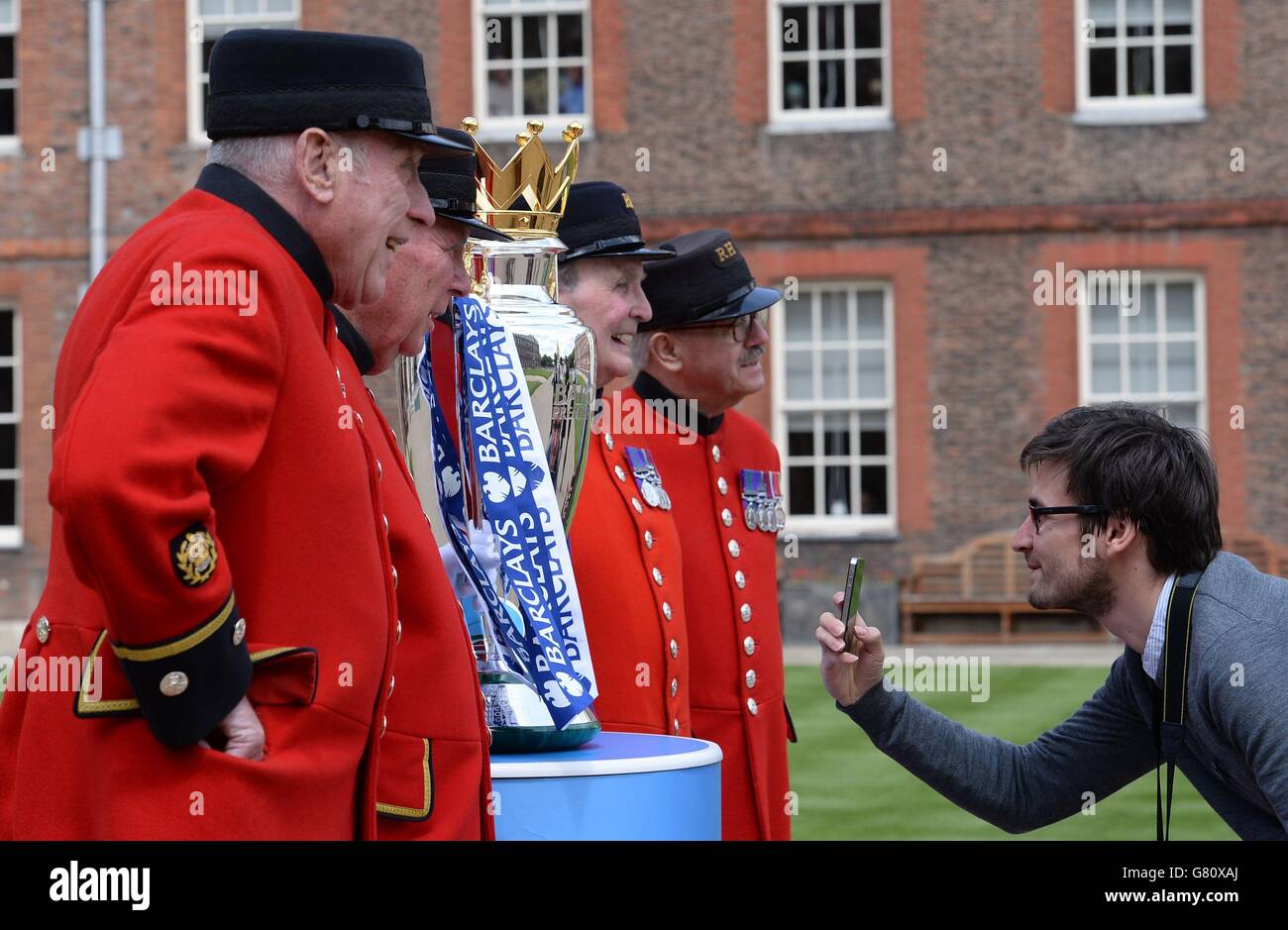 Chelsea Pensioners with Premier League trophy Stock Photo