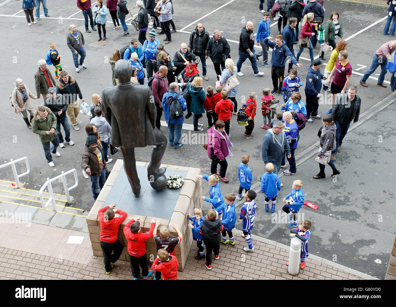 Fans outside the Sir Bobby Robson statue at St.James' Park before day Two of the Magic Weekend. Stock Photo