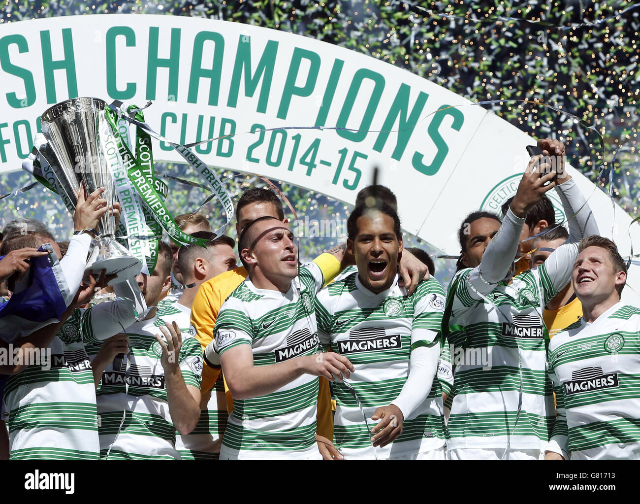 Celtic celebrate winning the Scottish Premiership following the the Scottish Premiership match at Celtic Park, Glasgow. PRESS ASSOCIATION Photo. Picture date: Sunday May 24, 2015. See PA story SOCCER Celtic. Photo credit should read: Danny Lawson/PA Wire. EDITORIAL USE ONLY Stock Photo