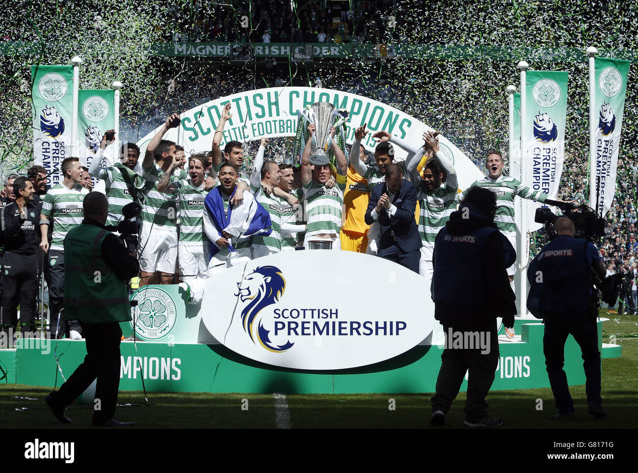 Celtic celebrate winning the Scottish Premiership following the the Scottish Premiership match at Celtic Park, Glasgow. PRESS ASSOCIATION Photo. Picture date: Sunday May 24, 2015. See PA story SOCCER Celtic. Photo credit should read: Danny Lawson/PA Wire. Stock Photo