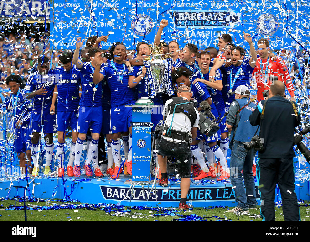 Soccer - Barclays Premier League - Chelsea v Sunderland - Stamford Bridge. Chelsea players celebrate with the trophy after the Barclays Premier League match at Stamford Bridge, London. Stock Photo