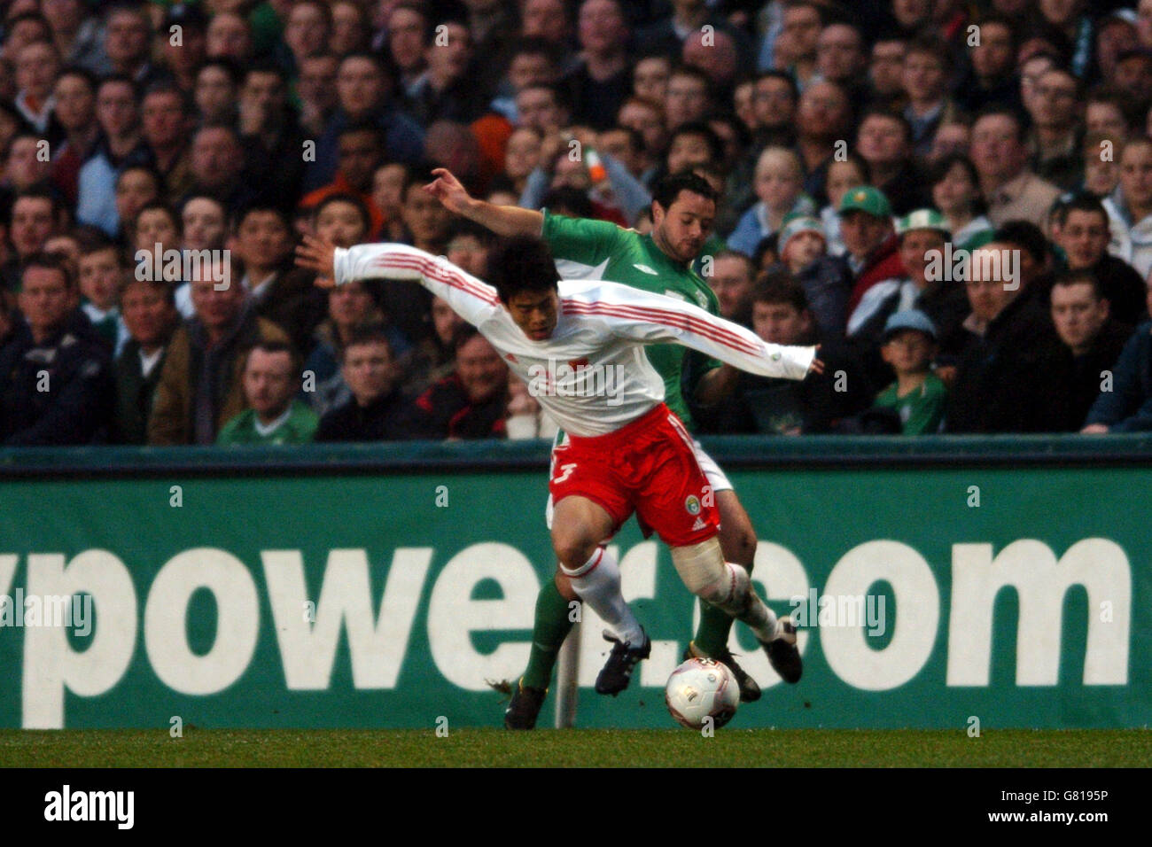 Soccer - International Friendly - Ireland v China - Lansdowne Road. China's Sun Xiang and Ireland's Andy Reid (back) battle for the ball Stock Photo
