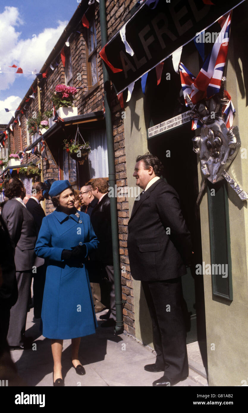 Television - Queen visit to Coronation Street - Granada Studios Stock Photo