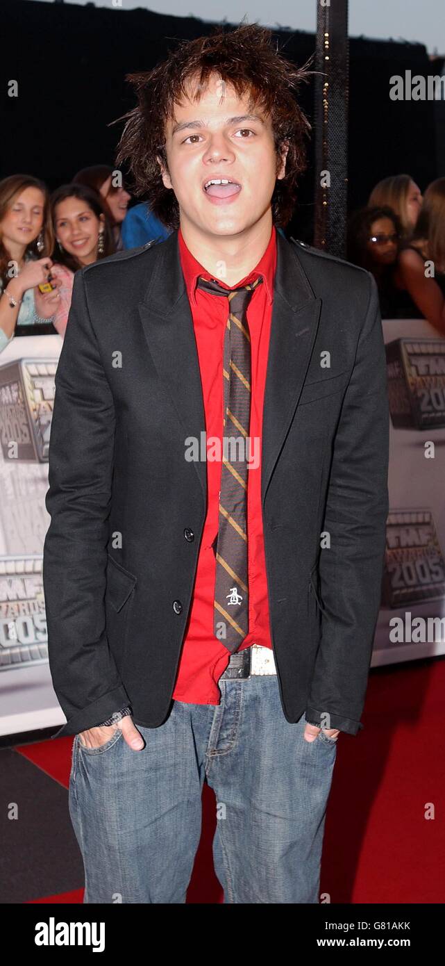 Celebrity showbiz jeans tie red shirt hi-res stock photography and images -  Alamy
