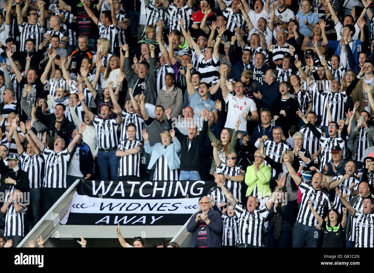 Widnes Vikings fans celebrate during the Magic Weekend match at St James' Park, Newcastle. Stock Photo