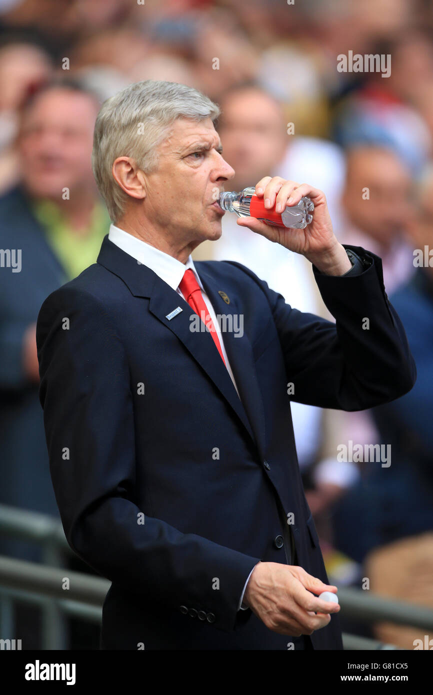 Arsenal manager Arsene Wenger takes on some water before the FA Cup Final at Wembley Stadium, London. PRESS ASSOCIATION Photo. Picture date: Saturday May 30, 2015. See PA Story SOCCER FA Cup. Photo credit should read: Nick Potts/PA Wire. RESTRICTIONS: Maximum 45 images during a match. No video emulation or promotion as 'live'. No use in games, competitions, merchandise, betting or single club/player services. No use with unofficial audio, video, data, fixture Stock Photo