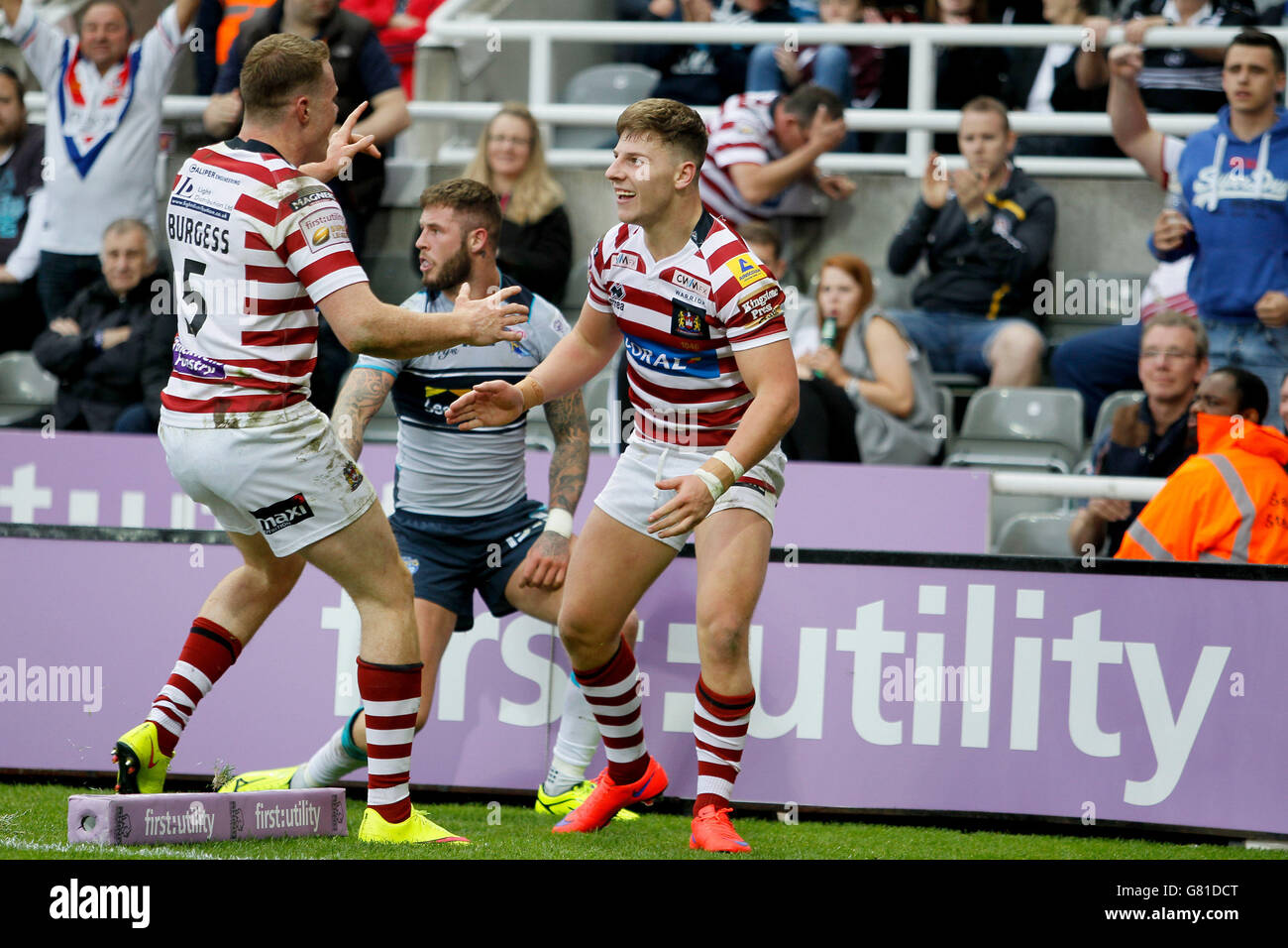 Wigan Warriors George Wiliams and Joe Burgess celebrate during the Magic Weekend match at St James' Park, Newcastle. Stock Photo