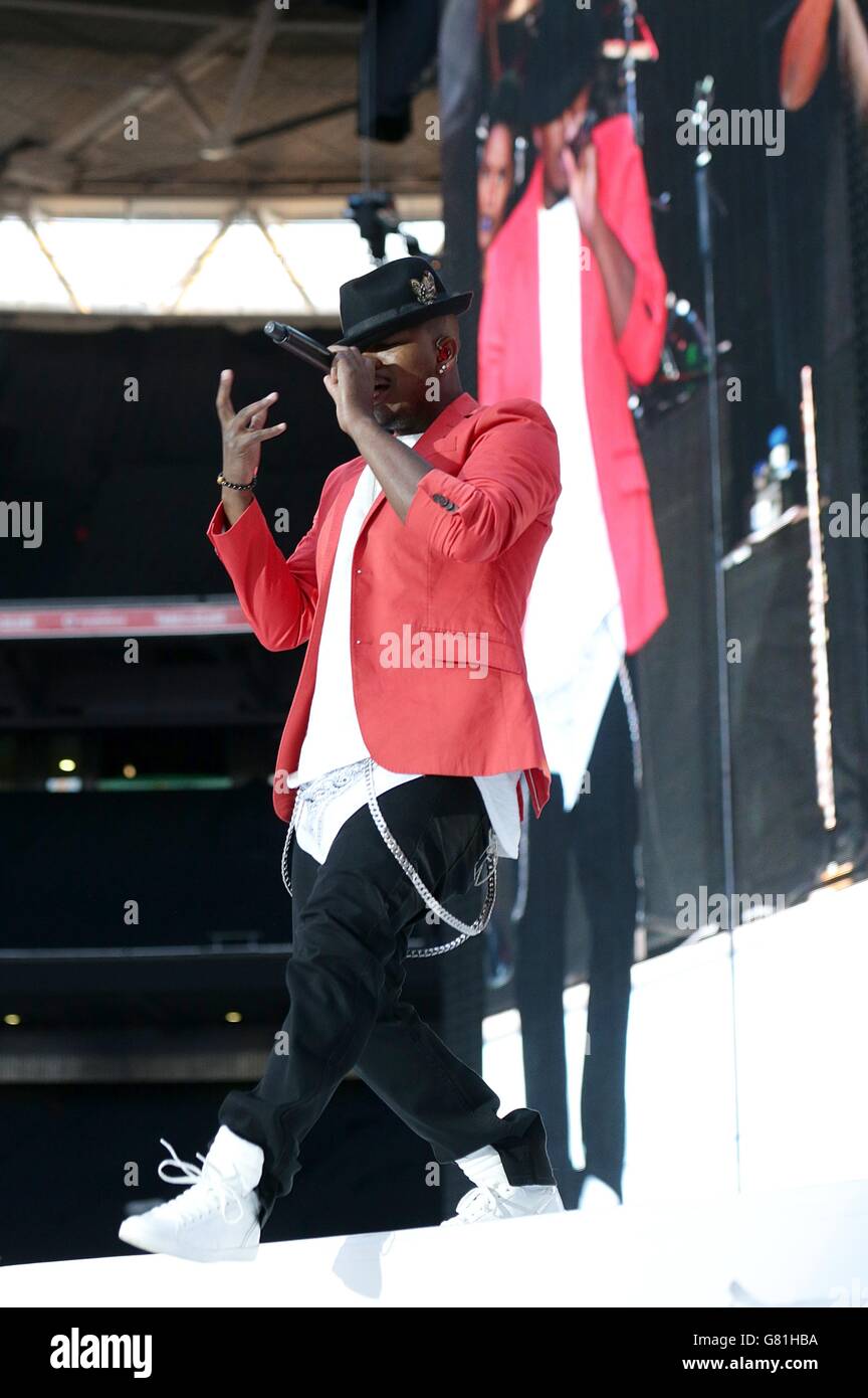 Ne Yo Performance Neyo performs hi-res stock photography and images - Alamy