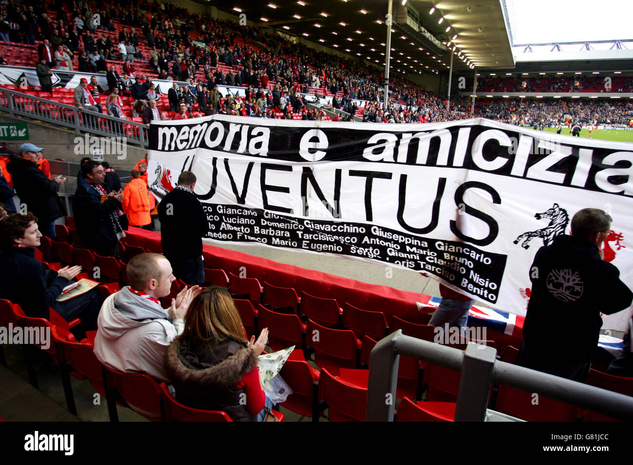 Liverpool fans display banners in memory of those who died at the Heysel  Stadium Stock Photo - Alamy