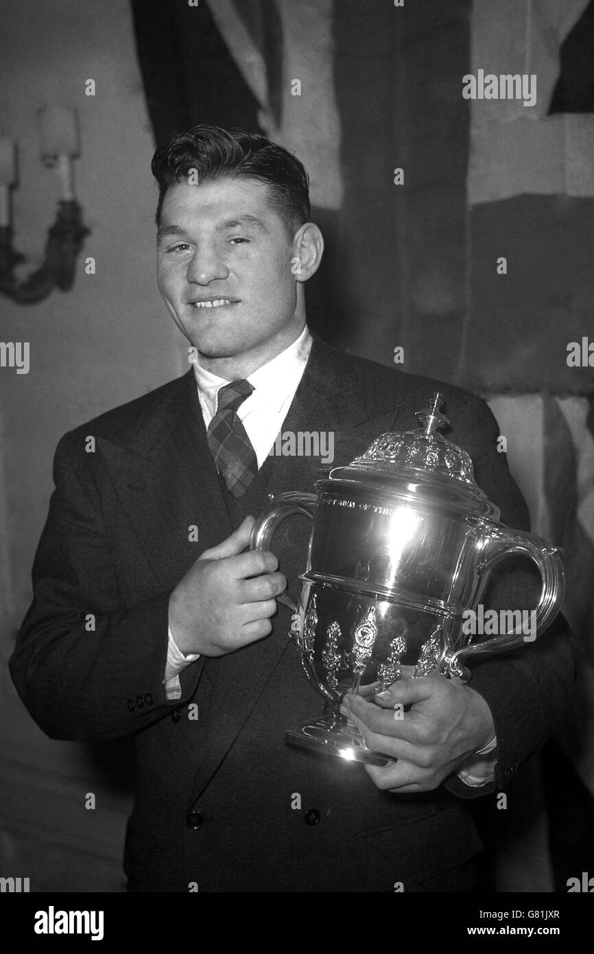 nominelt affald Væsen British heavyweight boxing champion Bruce Woodcock was presented with the  "Sportsman of the Year Trophy" at the Savoy Hotel Stock Photo - Alamy