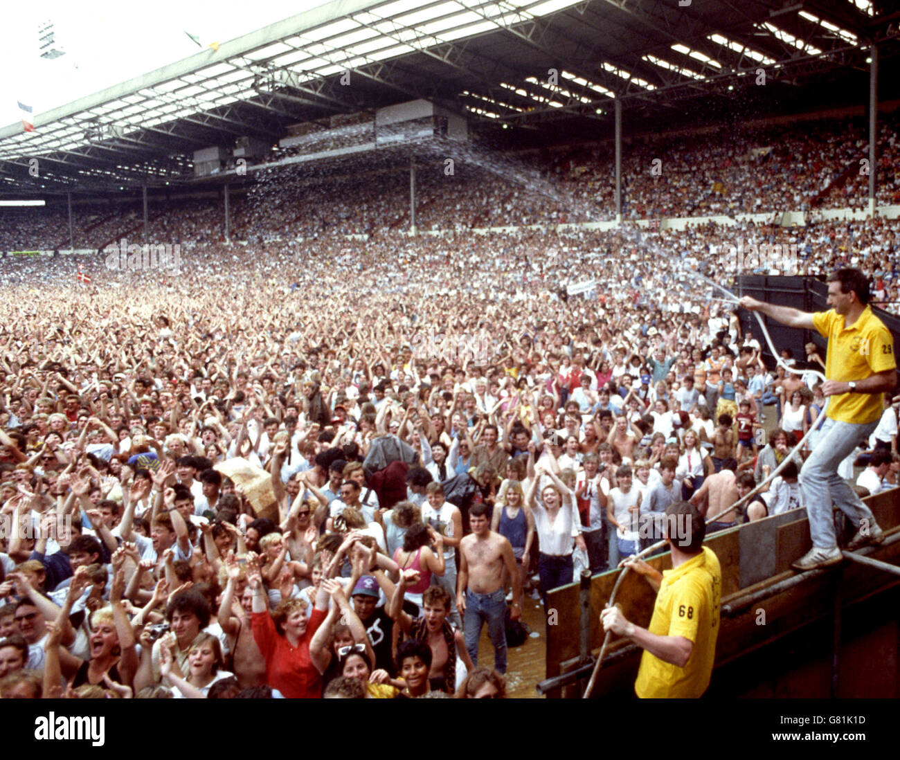 Квин стадион. 1985 Квин на стадионе Уэмбли. Концерт группы Queen стадион Уэмбли 1985. Концерт Фредди Меркьюри на стадионе Уэмбли в 1986. Фредди Меркьюри Уэмбли 1985.