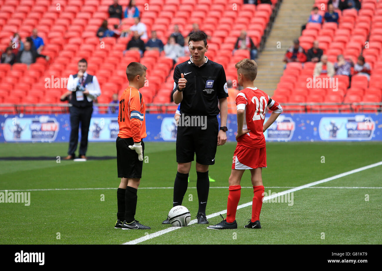 South Failsworth Primary school captain Joe Lawton (left) and The Oaks Primary school captain Josh Hallard (right) at the coin toss prior to the Kinder+Sport Football League Kids Cup Final Stock Photo