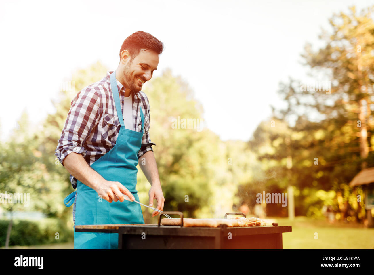 Люди на природе барбекю. Мужчина жарит барбекю. Мужчина у барбекю. Мужик у гриля. Grilled men.
