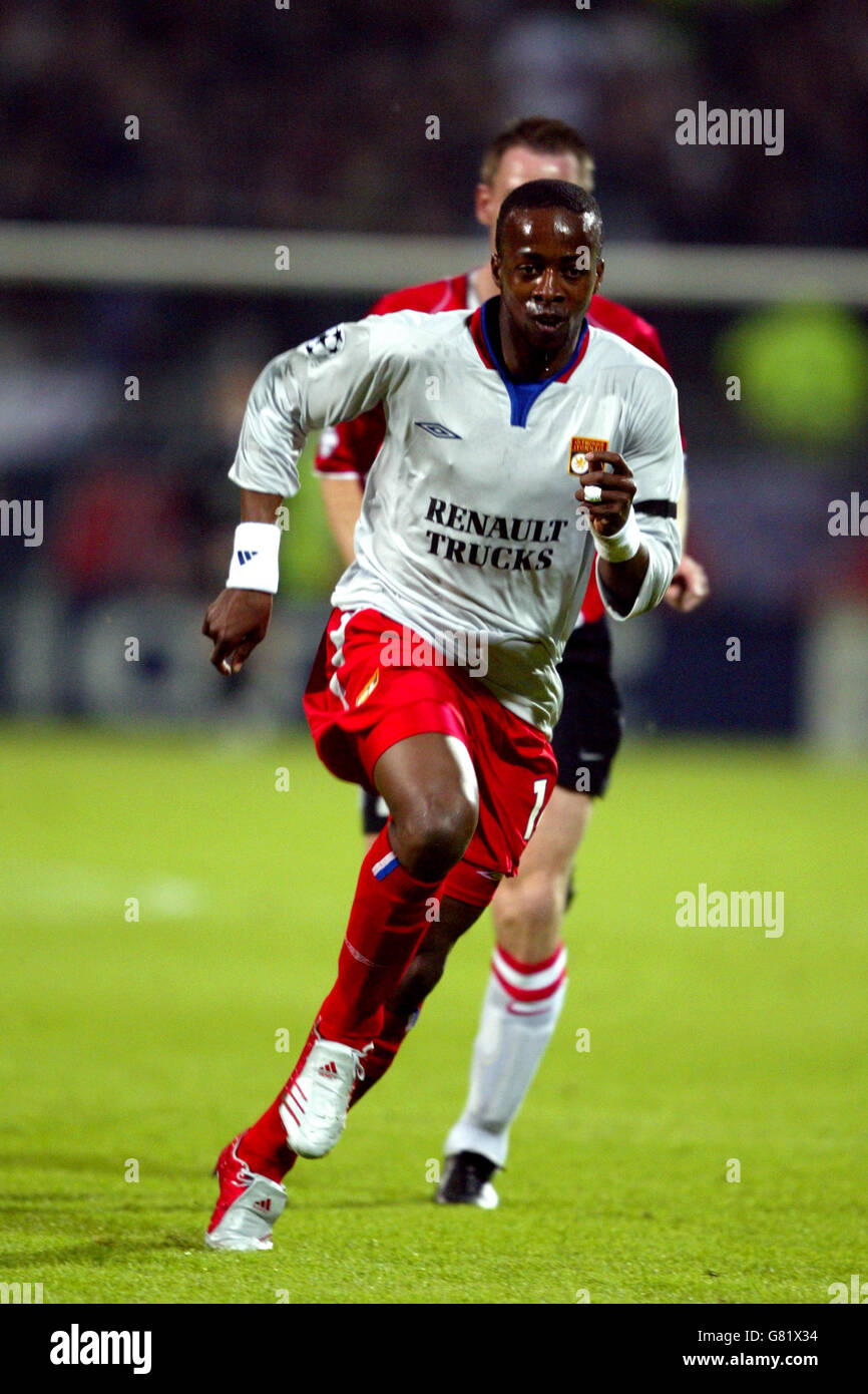 1,043 Olympique Lyonnais Sydney Govou Photos & High Res Pictures - Getty  Images