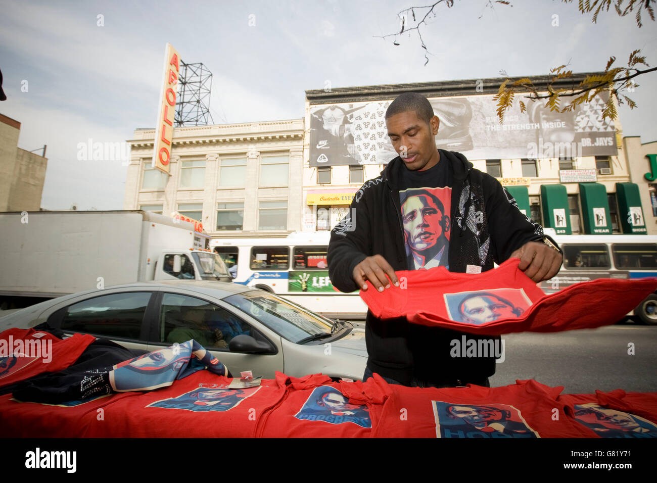 Phillip Moorland sells Obama tshirts in New York USA on the 2008 US presidential Election Day, 4 November 2008. Stock Photo