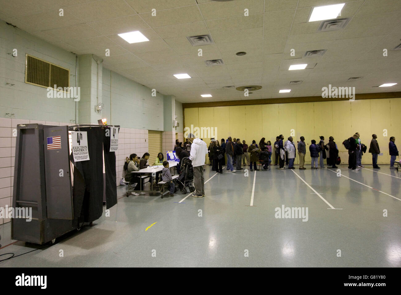 Voters line up to vote in US general election inside a voting site in Harlem, New York, NY, United States, 4 November 2008 Stock Photo