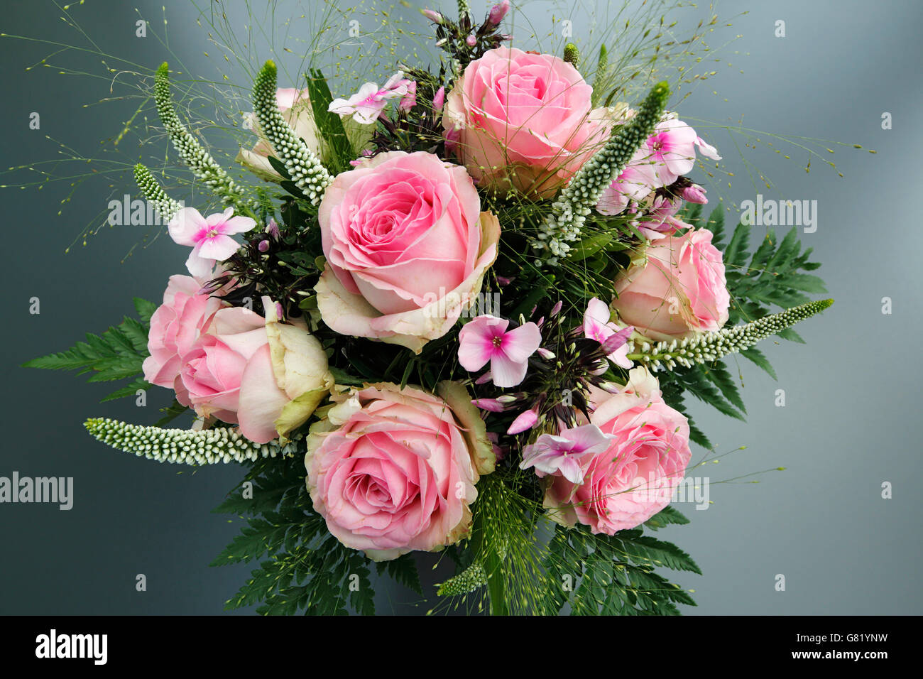 Natur, Pflanzen, Blumen, Blumenstrauss, Geburtstag, Geburtstagsstrauss, rosafarbene Rosen Stock Photo