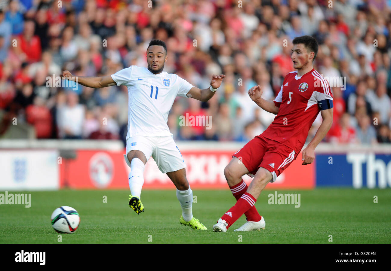 Belarus' Yevgeniy Yablonskiy (right) and England's Nathan Redmond battle for the ball during the Under 21 International Friendly at Oakwell, Barnsley. Stock Photo