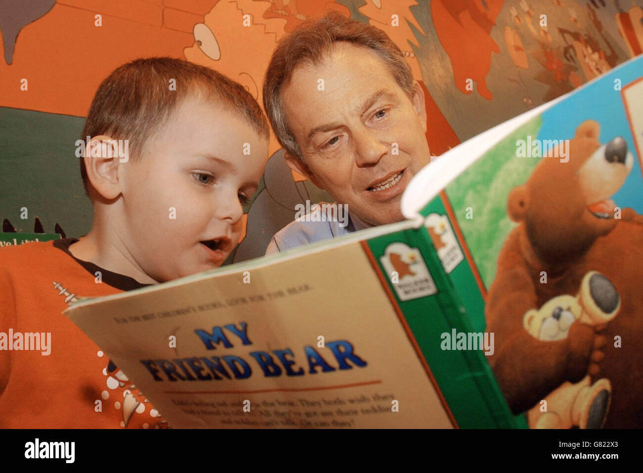 General Election Campaigning 2005 Crawley Stock Photo Alamy