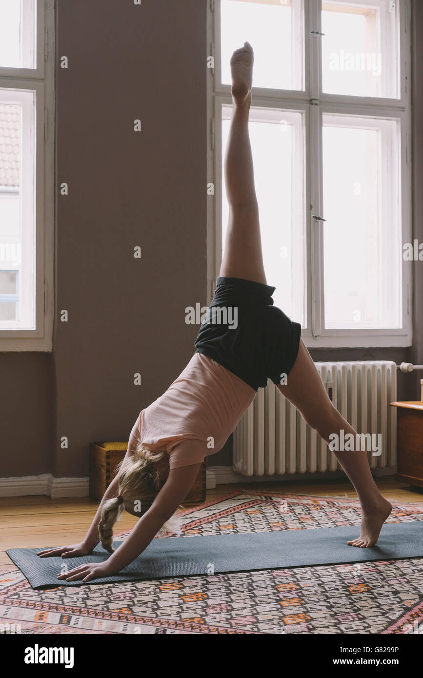 Woman young yoga floor hi-res stock photography and images - Alamy