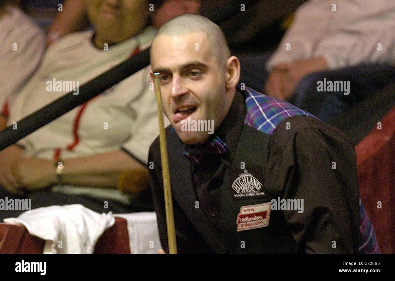 Snooker - Embassy World Championship 2005 - Second Round - Ronnie O'Sullivan v Allister Carter - The Crucible. Ronnie O'Sullivan ponders after taking a shot. Stock Photo