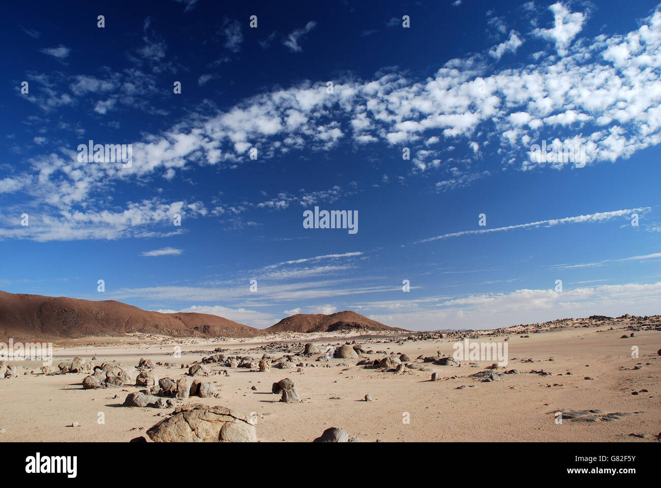 Blue sky desert mountains hi-res stock photography and images - Alamy
