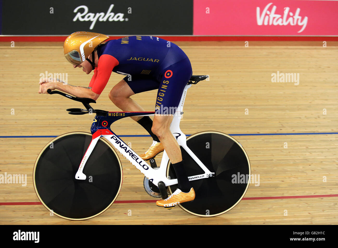 Sir Bradley Wiggins during his record hour cycling attempt at the Lee  Valley Velopark, London Stock Photo - Alamy